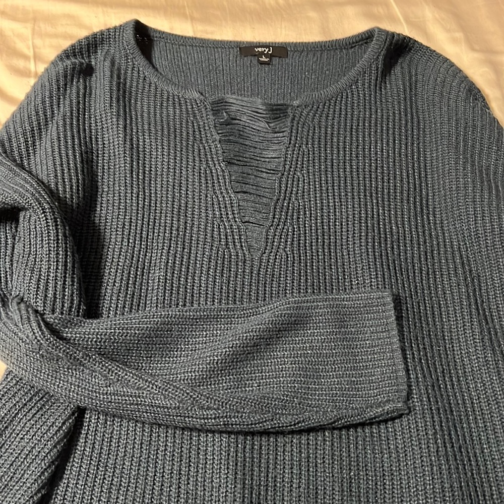 it is so comfy it has kinda a v neck shape but it’s stringy